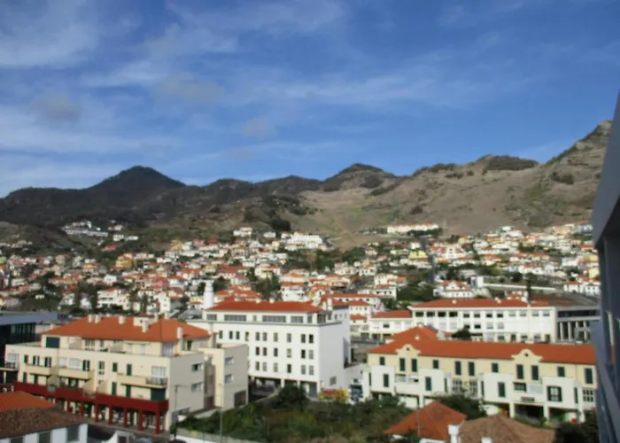 Sunny Little Sister Apartment - 7 Min Walking From The Beach And At 7 Min Driving From The Airport Lägenhet Machico (Madeira)